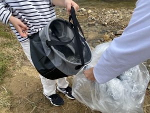 Fill up the plastic bag with water.